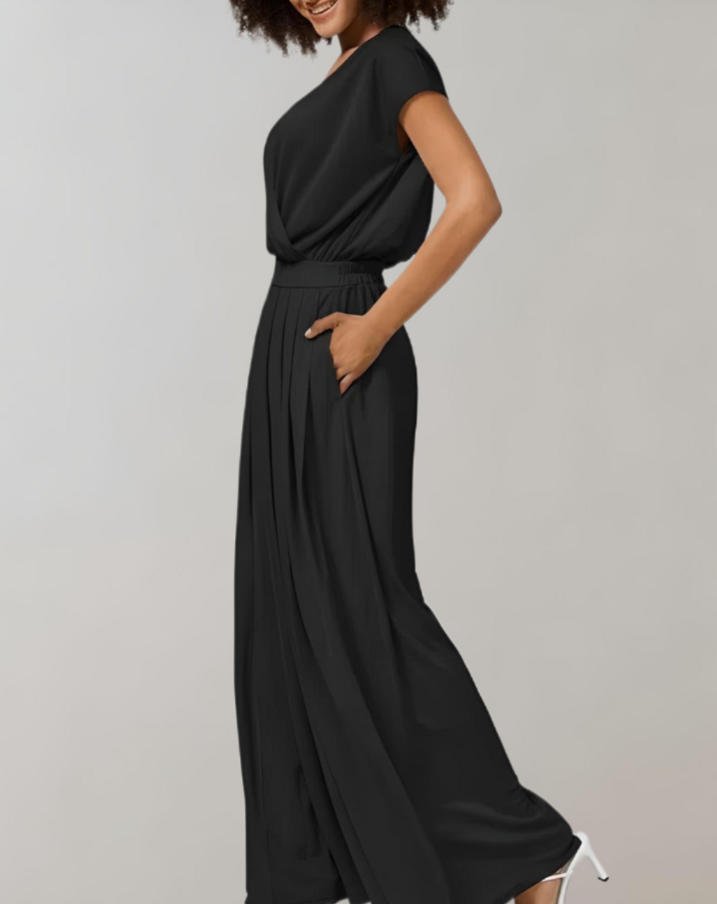 Maeve | Fließendes Maxikleid mit kurzen Ärmeln, Seitentasche mit Rüschen und V-Ausschnitt