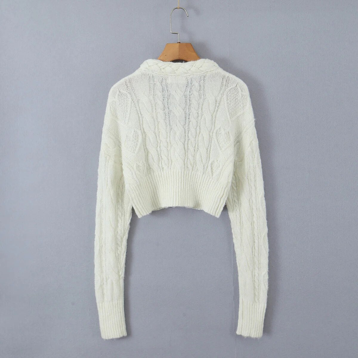 Jasmine | Kurze Zopfstrickjacke mit Zierknöpfen
