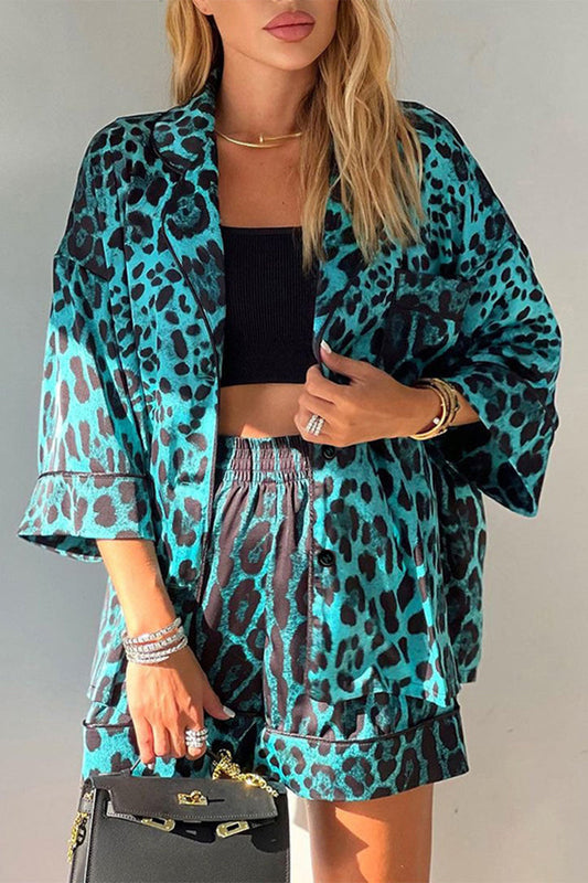 Stylische Damenbluse mit Shorts