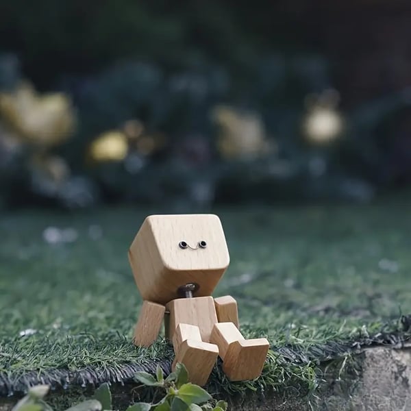HappyTimber – Holzschwingfigur mit 12 magnetischen Emotionen