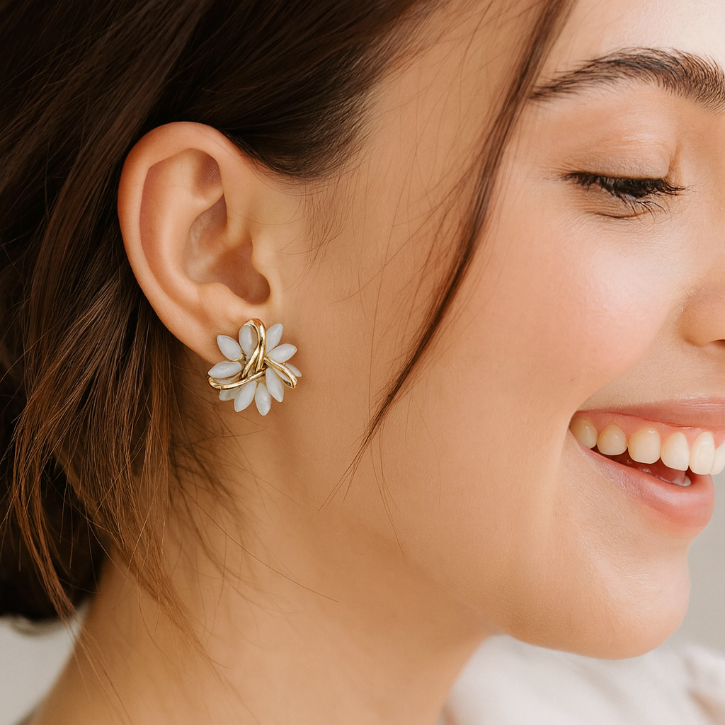 Luxuriöse weiße Opalohrringe in Gold