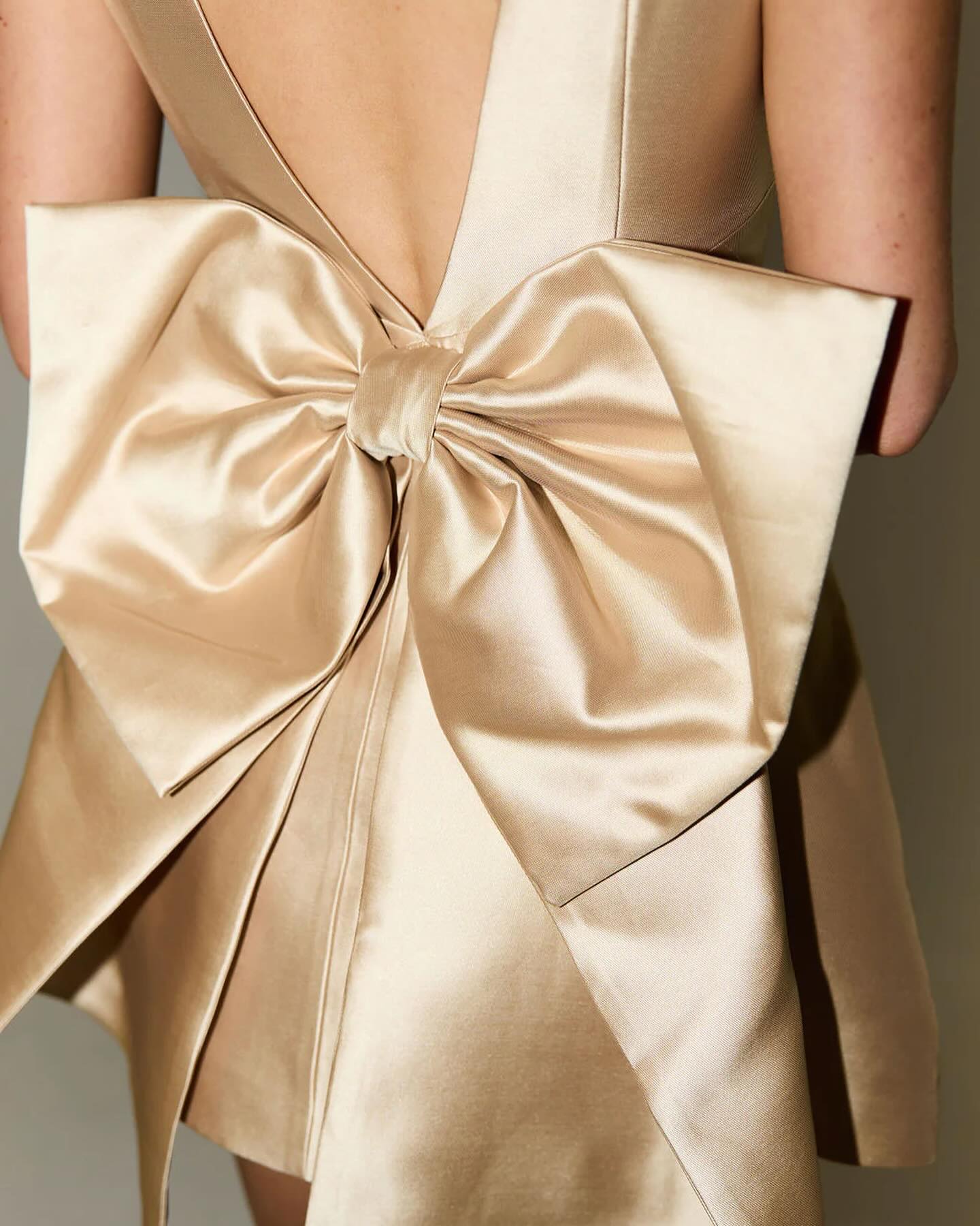 Eleganter Jumpsuit Rock mit quadratischem Kragen und Schleifenverzierung im Rücken