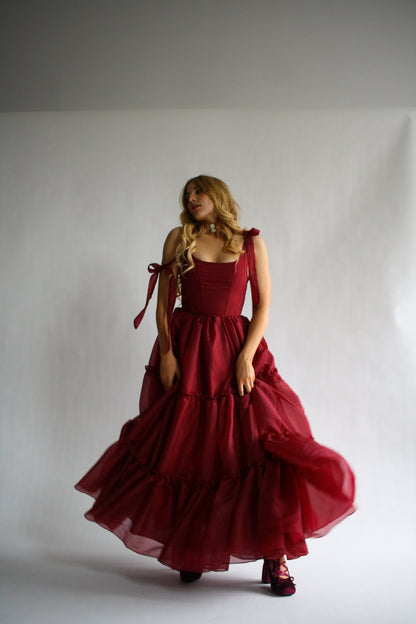 Das Siena-Kleid in scharlachrot