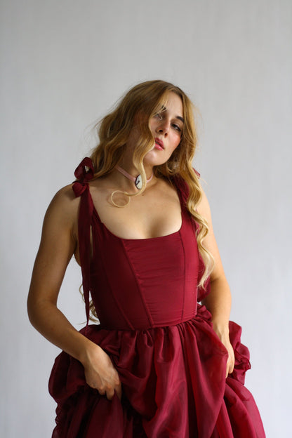 Das Siena-Kleid in scharlachrot