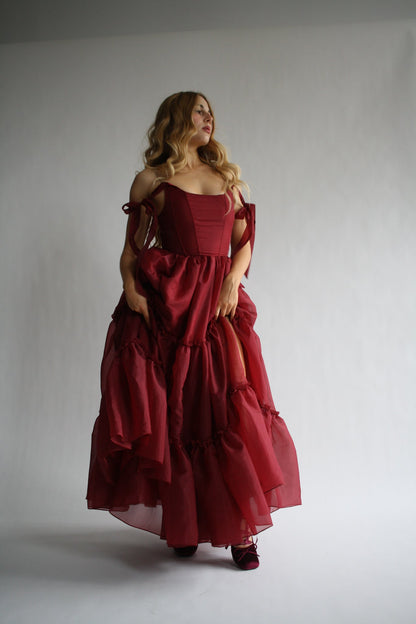 Das Siena-Kleid in scharlachrot