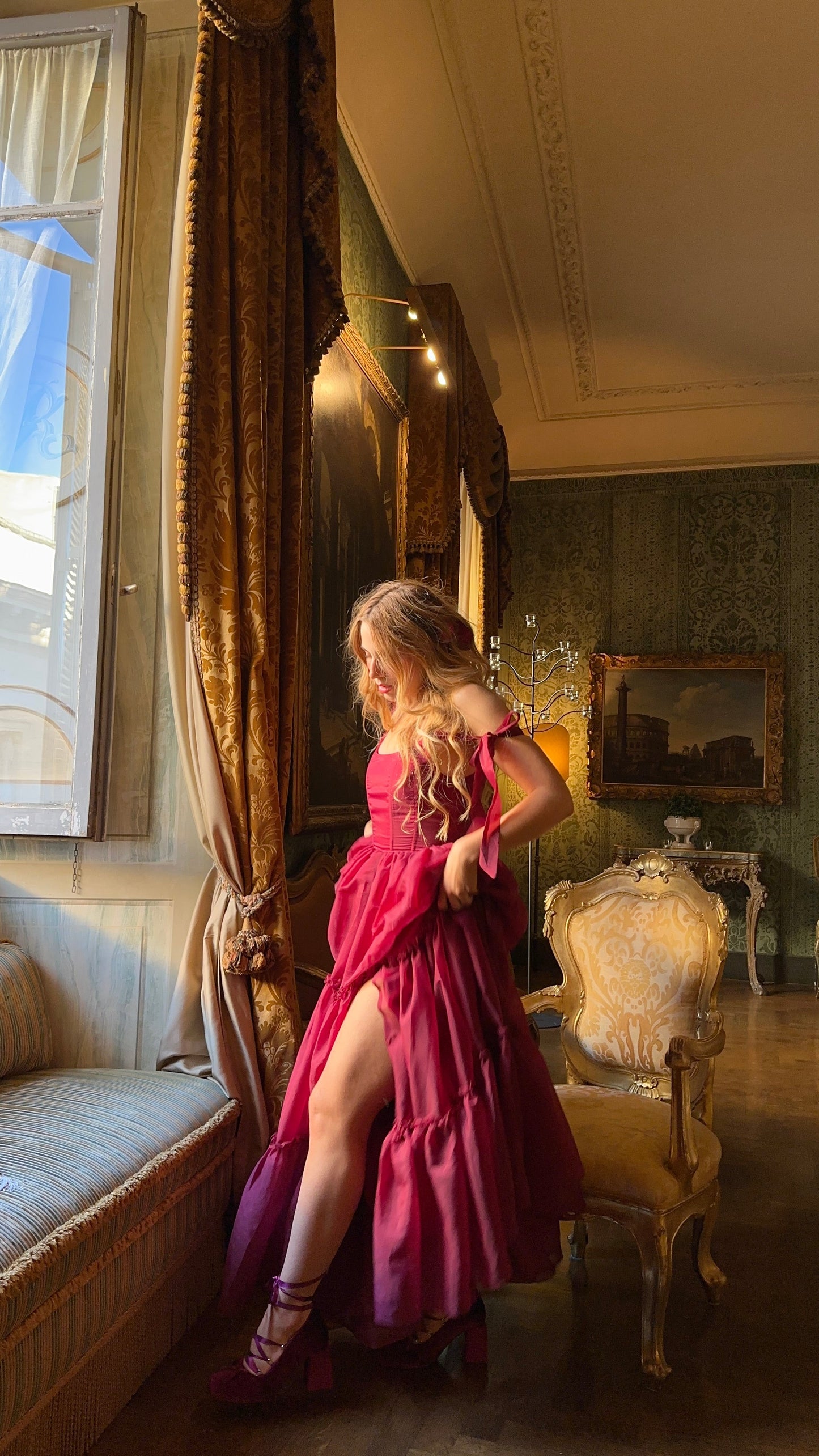 Das Siena-Kleid in scharlachrot