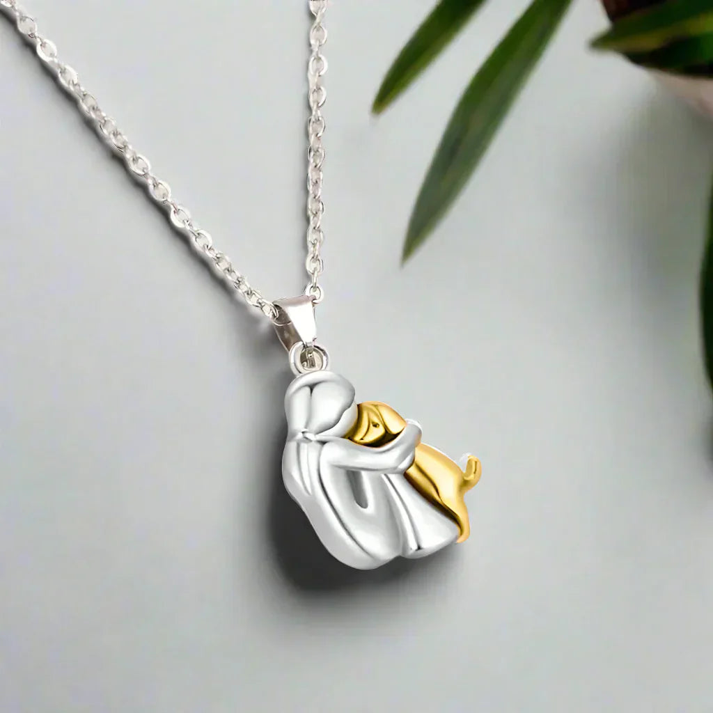 Ily – Umarmungs-Anhänger-Halskette