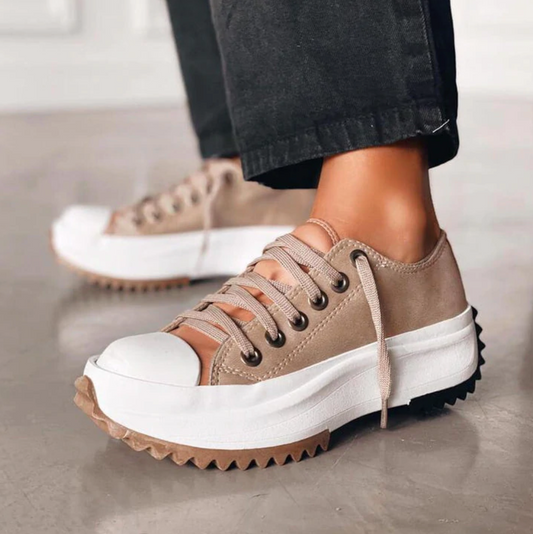 Karena | Stylischer Plattform-Trainer