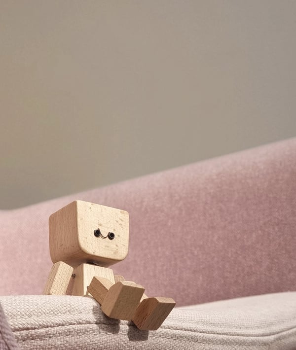 HappyTimber – Holzschwingfigur mit 12 magnetischen Emotionen
