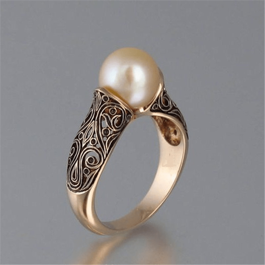 Goldring mit Perlen im Vintage-Stil