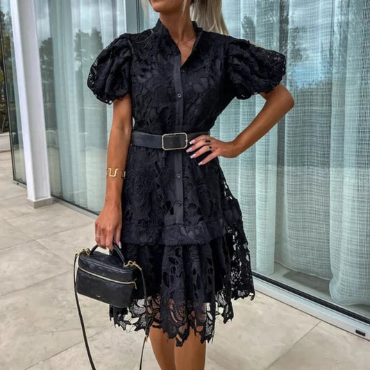 Kurzärmeliges Kleid mit Taillenband