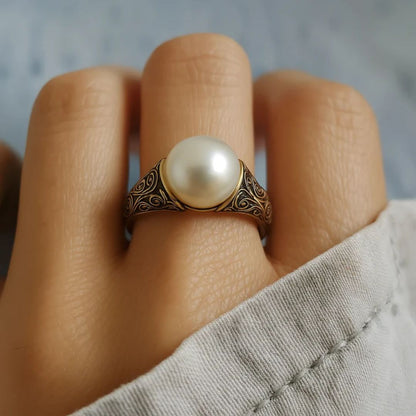 Goldring mit Perlen im Vintage-Stil